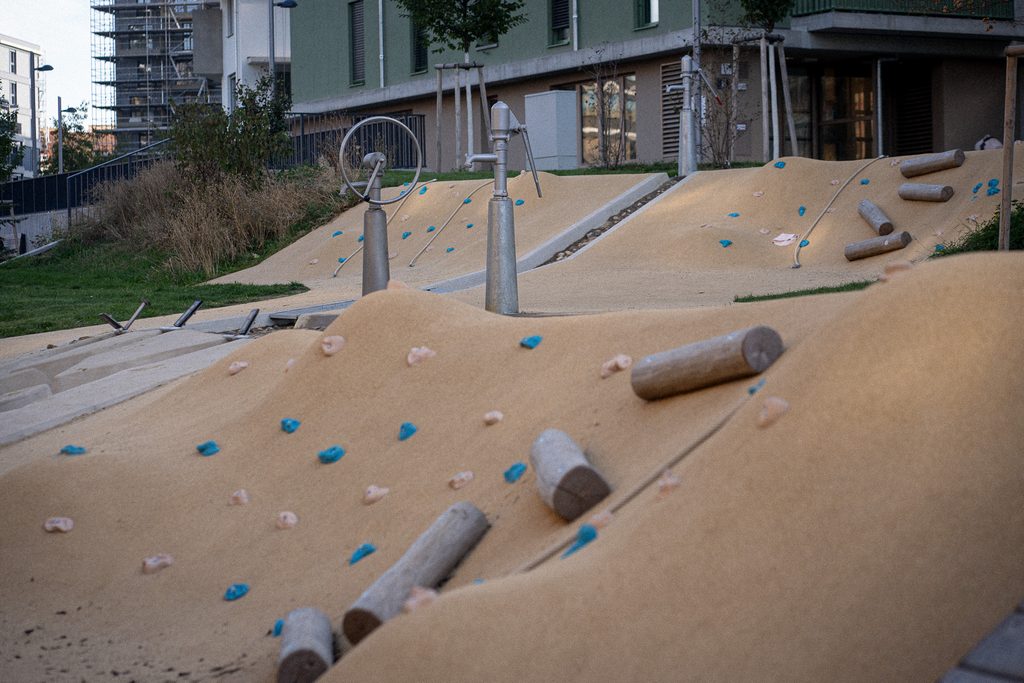 Böschung mit Klettergriffen und Spielbrunnen
