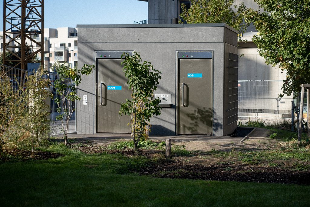 Öffentliches WC im Bert-Brecht-Park