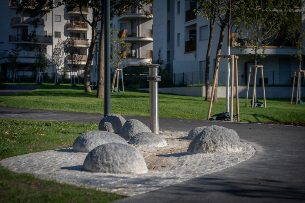 Wasserspielbereich mit Pflasterung und Hydrant