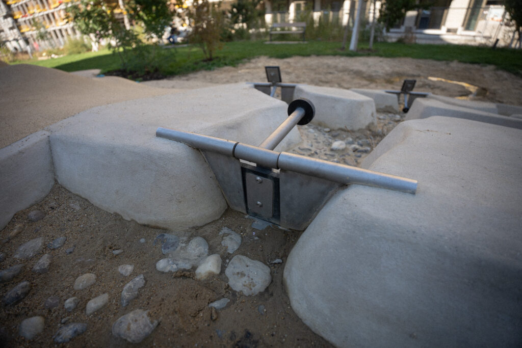 Water dam mechanism