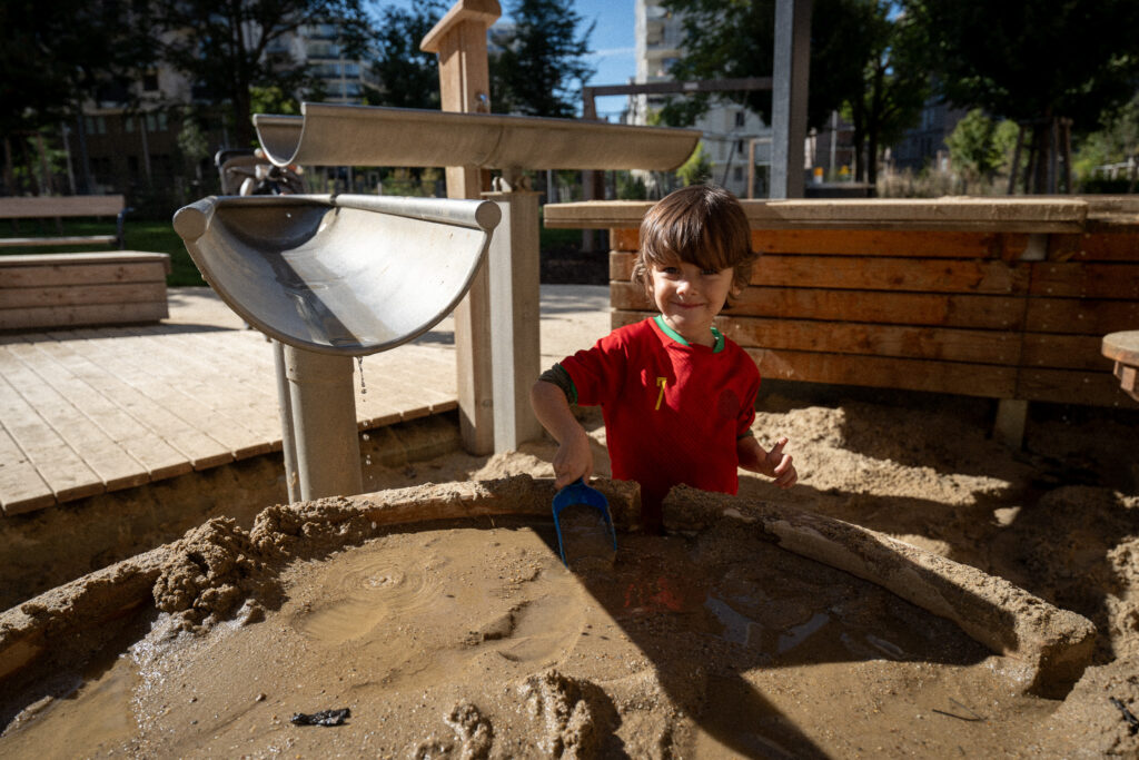 Child playing at the mud table