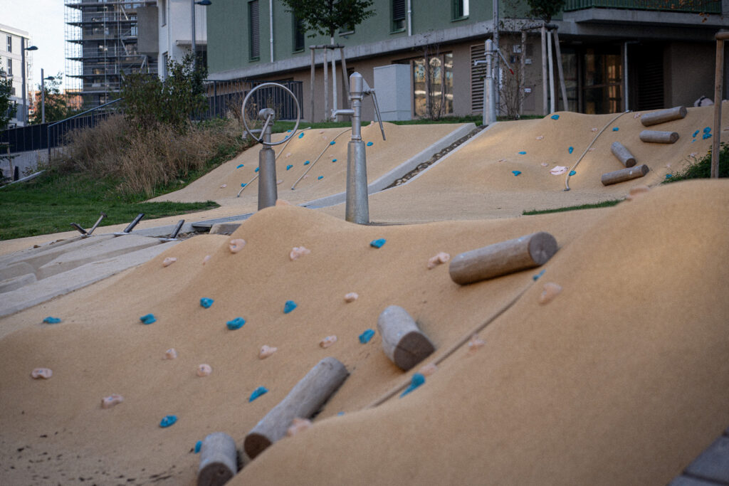 Embankment with climbing holds and play fountain