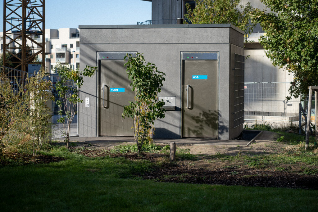 Public restroom in Bert-Brecht-Park